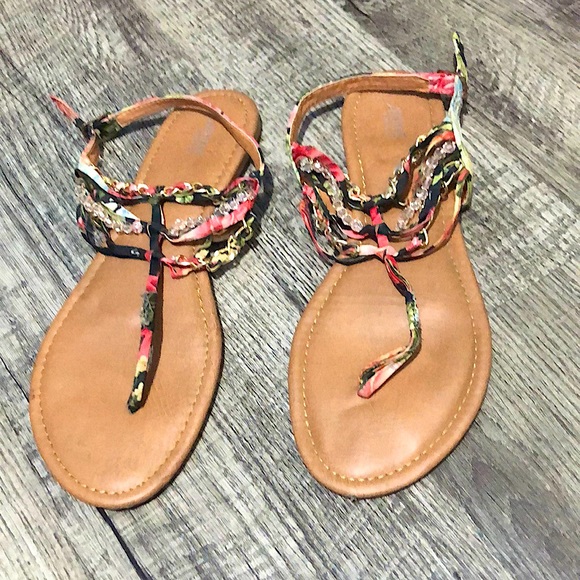 Floral size 9 Sandals with Chains and Beads - Picture 1 of 3